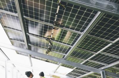 Installation des Photovoltaik-Stromer zeugung systems auf dem industriellen und kommerziellen Dach