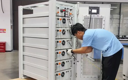 Installation eines kommerziellen Energiespeichersystems mit 60-kWh-Lithiumbatterie 12