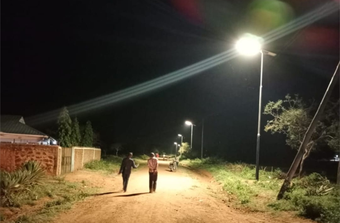 76 Sets Solarlaternen vom Typ SLV in Kenia